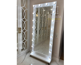 Белое гримерное зеркало с подсветкой в раме из массива дерева 180х80 см