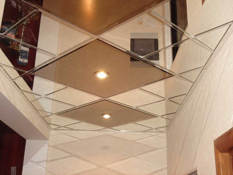 Зеркальный потолок из плитки двух цветов ЗПТ-2