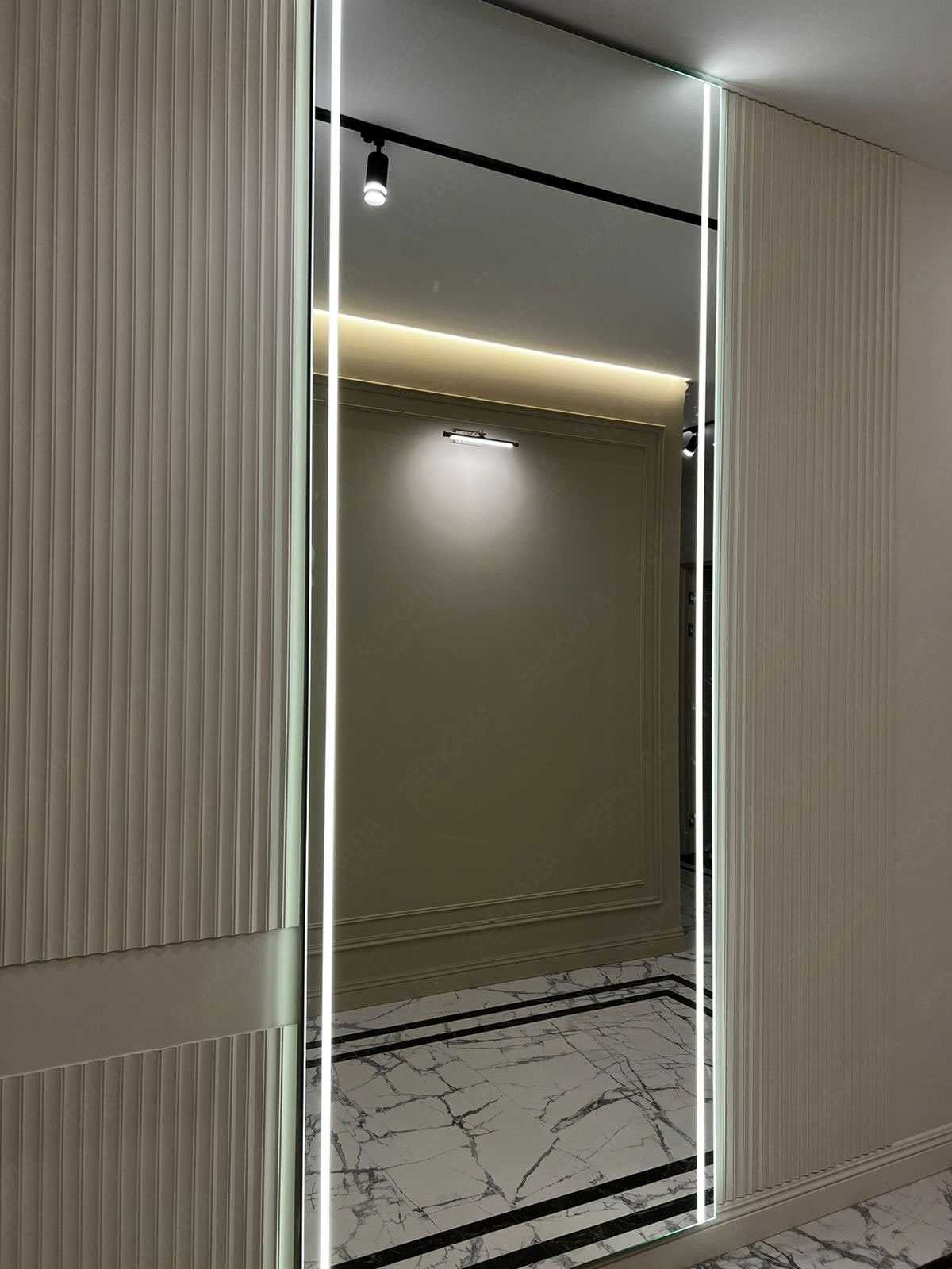 настенное зеркало для коридора с тонкой подсветкой по краям Мессина