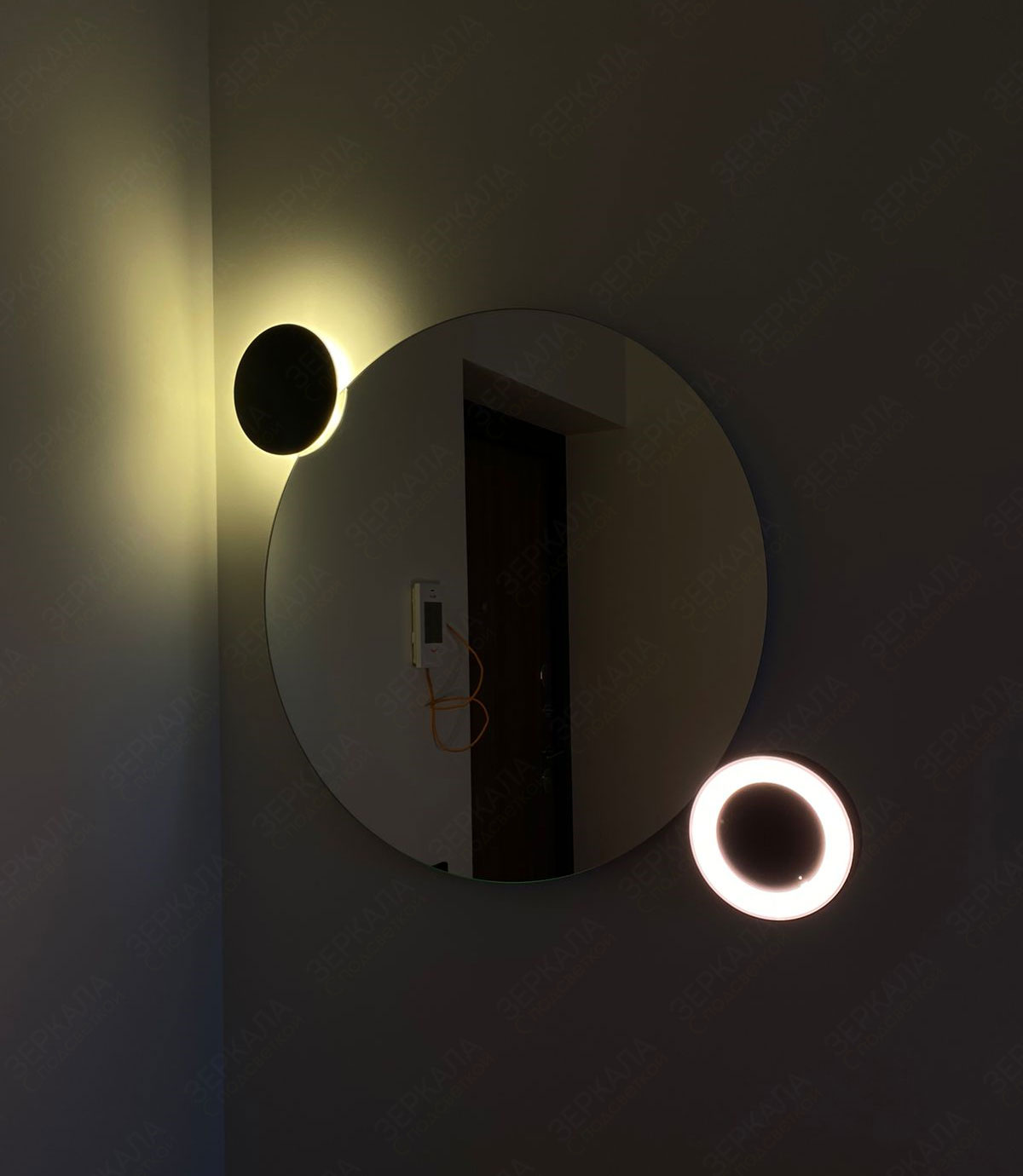 дизайнерская композиция из круглых зеркал с подсветкой