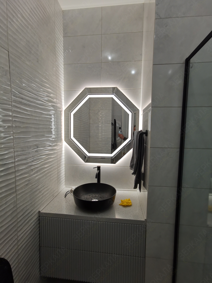 зеркало восьмиугольник с фацетом и подсветкой в ванную комнату