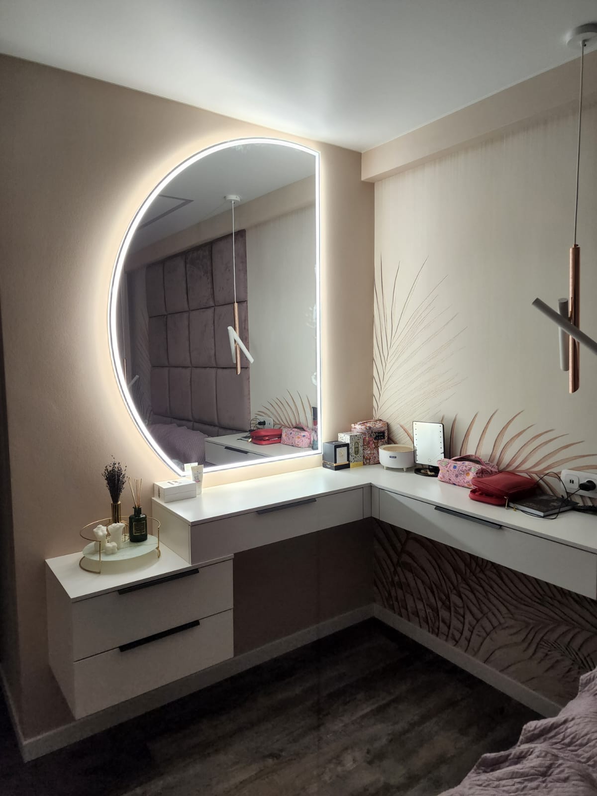 фигурное зеркало с фронтальной подсветкой для макияжного столика