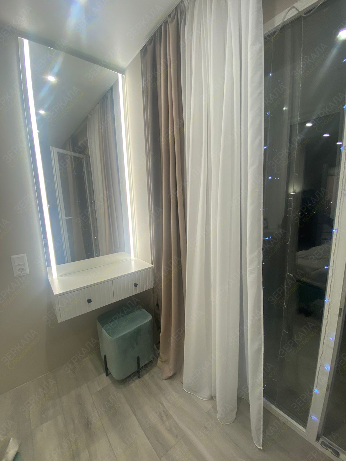 зеркало с вертикальной подсветкой для макияжного столика модель Мессина