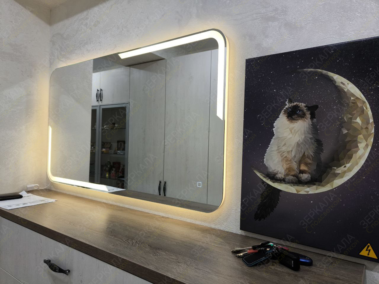 интерьерное зеркало со стильной подсветкой по бокам Керамо