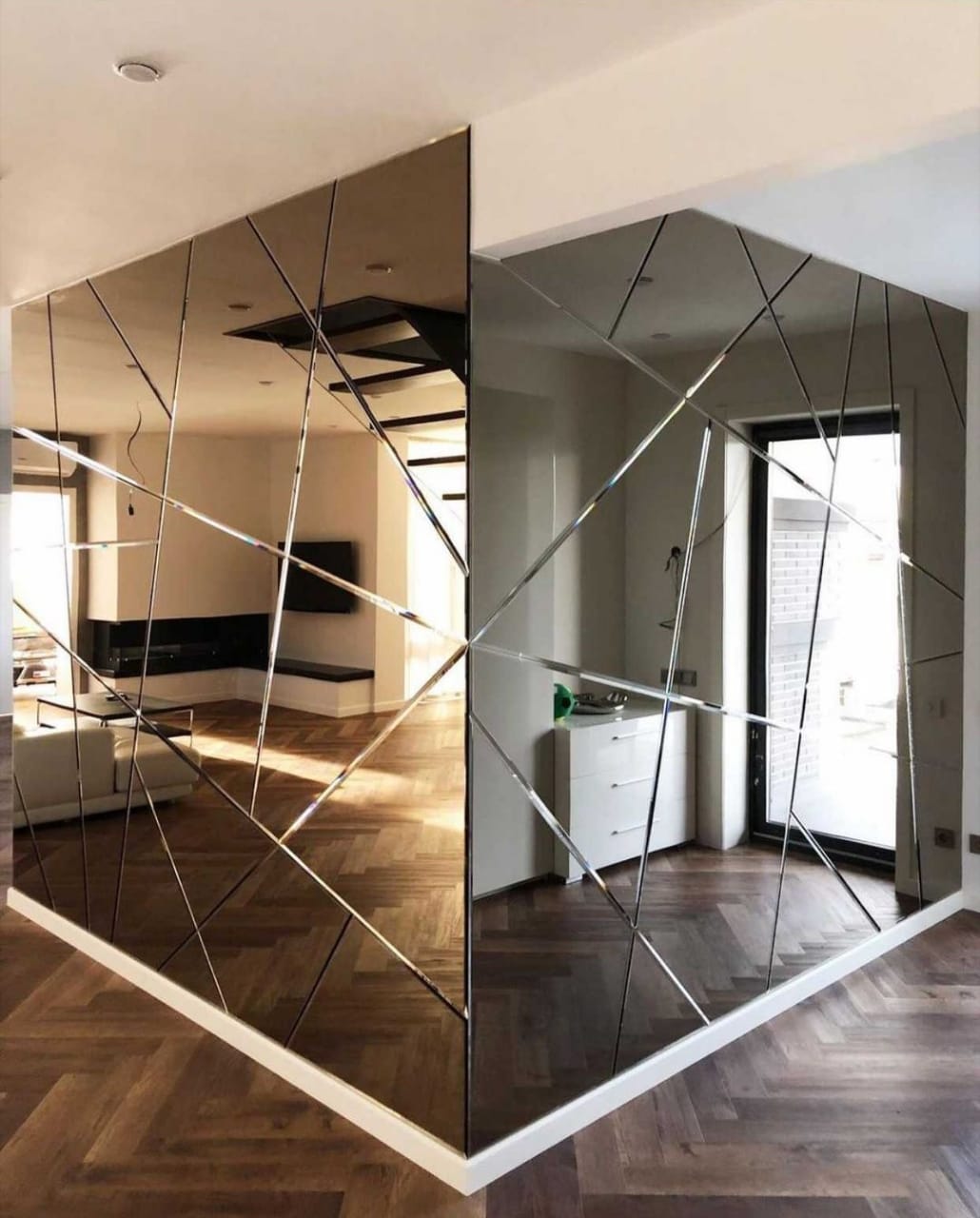 зеркальное панно с фацетом на две стены в современном дизайне