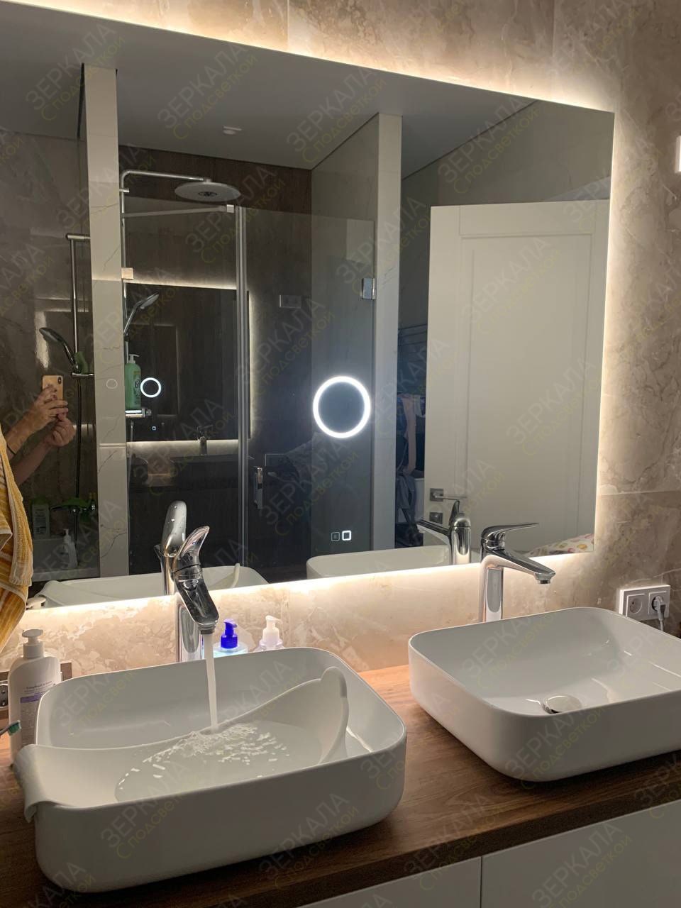 парящее зеркало с косметической линзой и подсветкой для ванной Прайм 