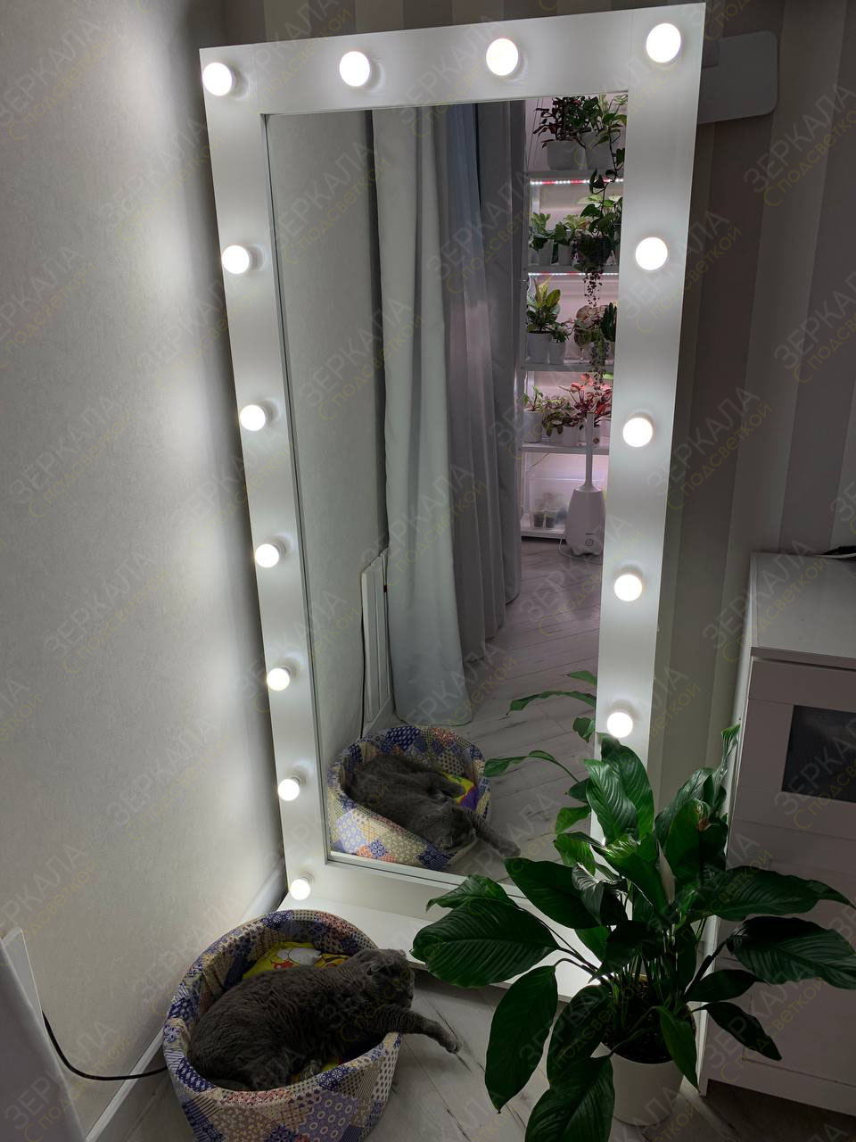 белое ростовое зеркало в раме с подсветкой лампочками