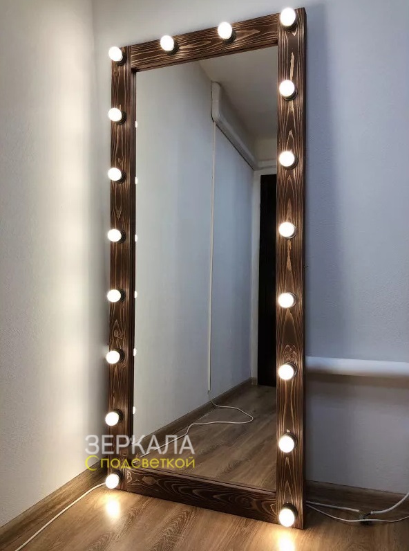 ростовое зеркало с подсветкой лампочками в раме цвета шоколад