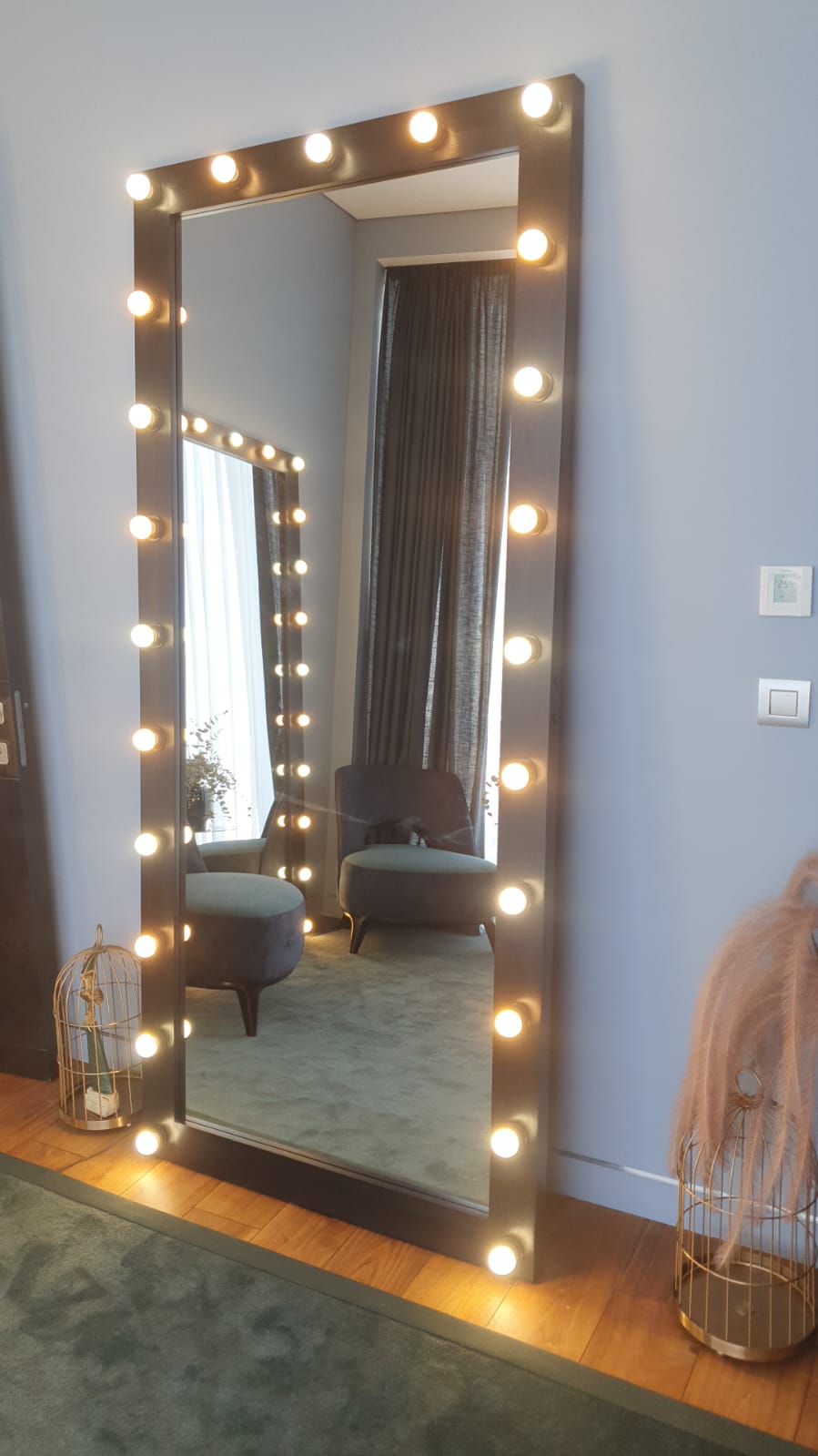 напольное зеркало в раме с подсветкой лампочками буквой "П"