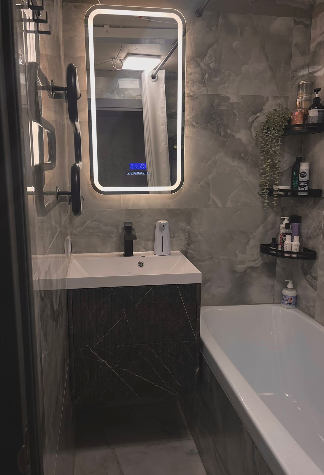 зеркало для ванной с подсветкой и многофункциональной панелью Бельви